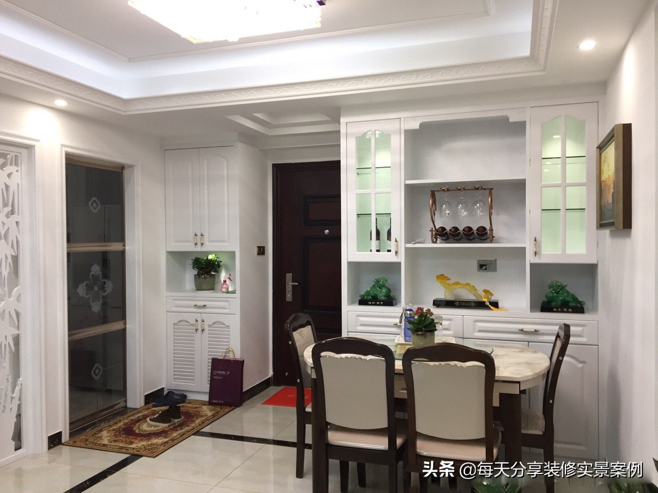 一进门就是餐厅和客厅鞋柜装修图,进门餐厅客厅鞋柜隔离柜一体设计