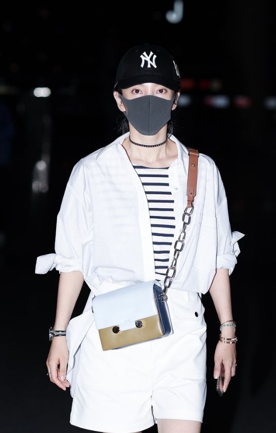 李冰冰穿同款气场竟藏不住,李冰冰黑色绕颈礼裙完美曲线