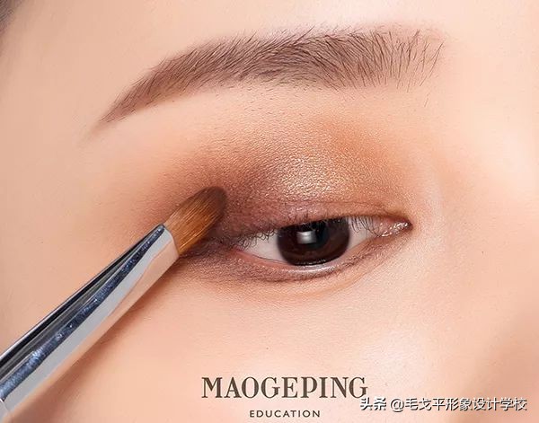 如何画眼妆才能有神又自然,娇邦电眼双头眼妆组合