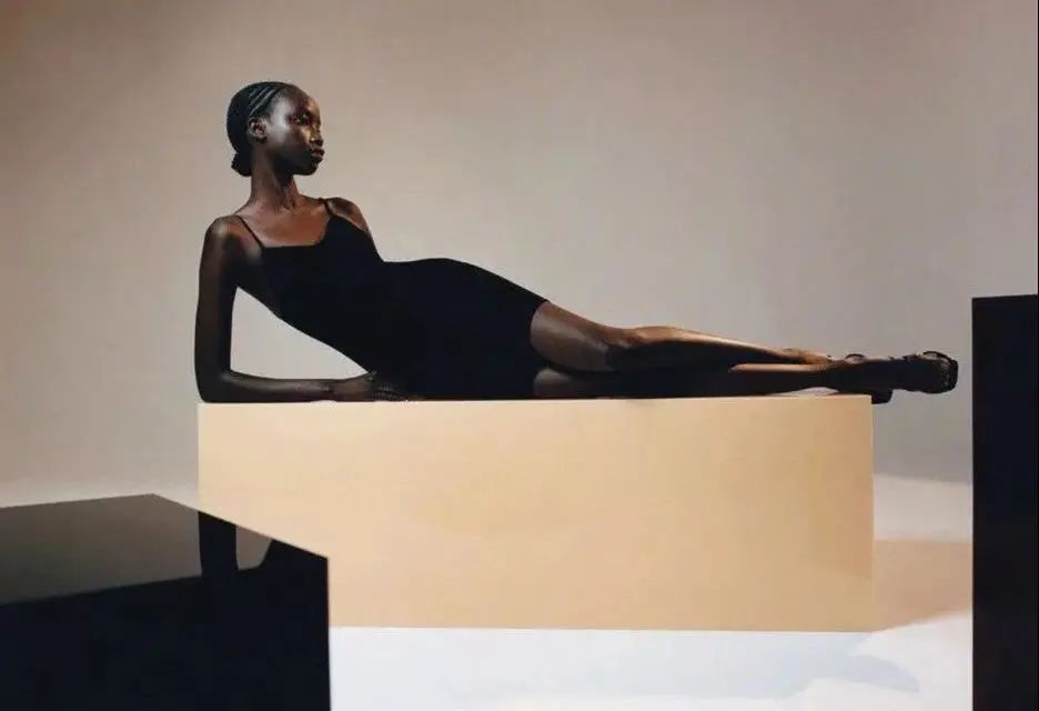 肤色穿什么颜色显黑,穿亮色显土是什么原因