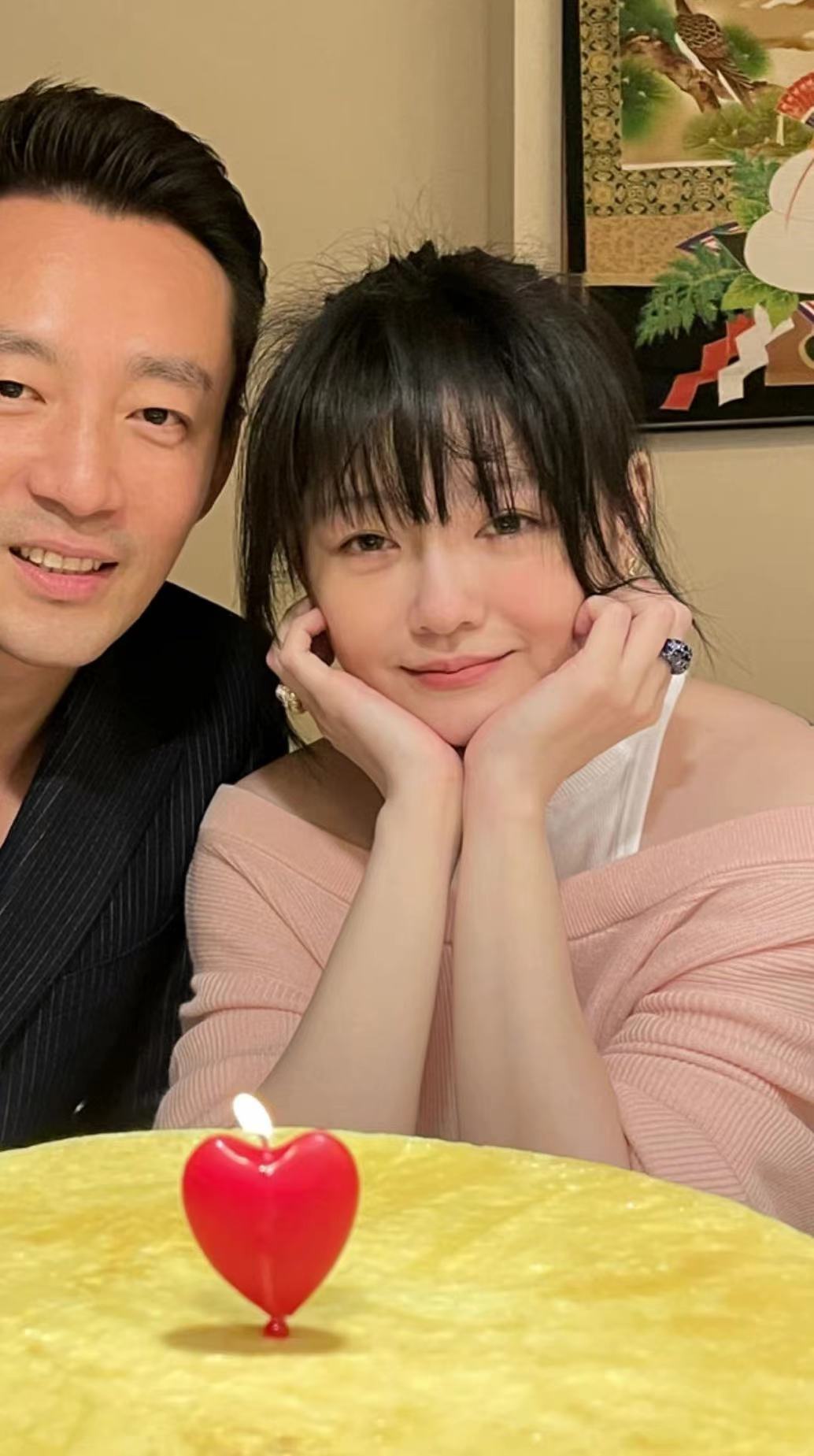 汪小菲大s戴眼镜照片,汪小菲大s最新同框