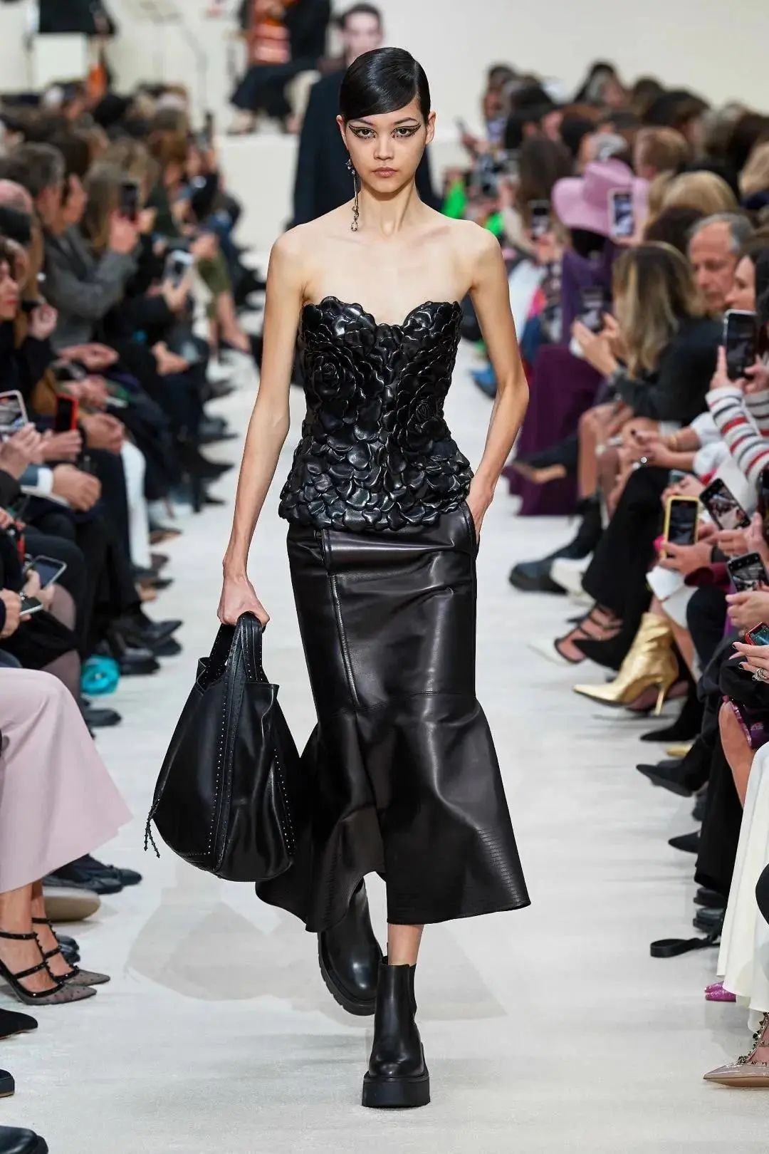 肤色穿什么颜色显黑,穿亮色显土是什么原因