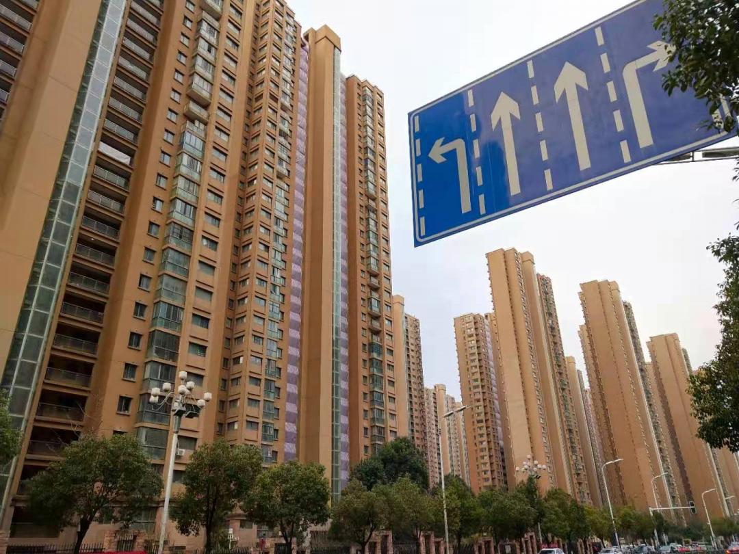 一路之隔繁华程度不一样,一路之隔和万人空巷的区别