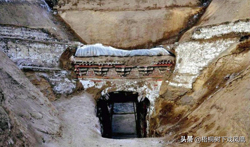 2017年几个山东人到内蒙古盗墓，租用一台挖掘机，称是“挖沙子”