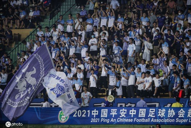 球迷集体有节奏骂裁判是哪场比赛,球场上骂裁判原声