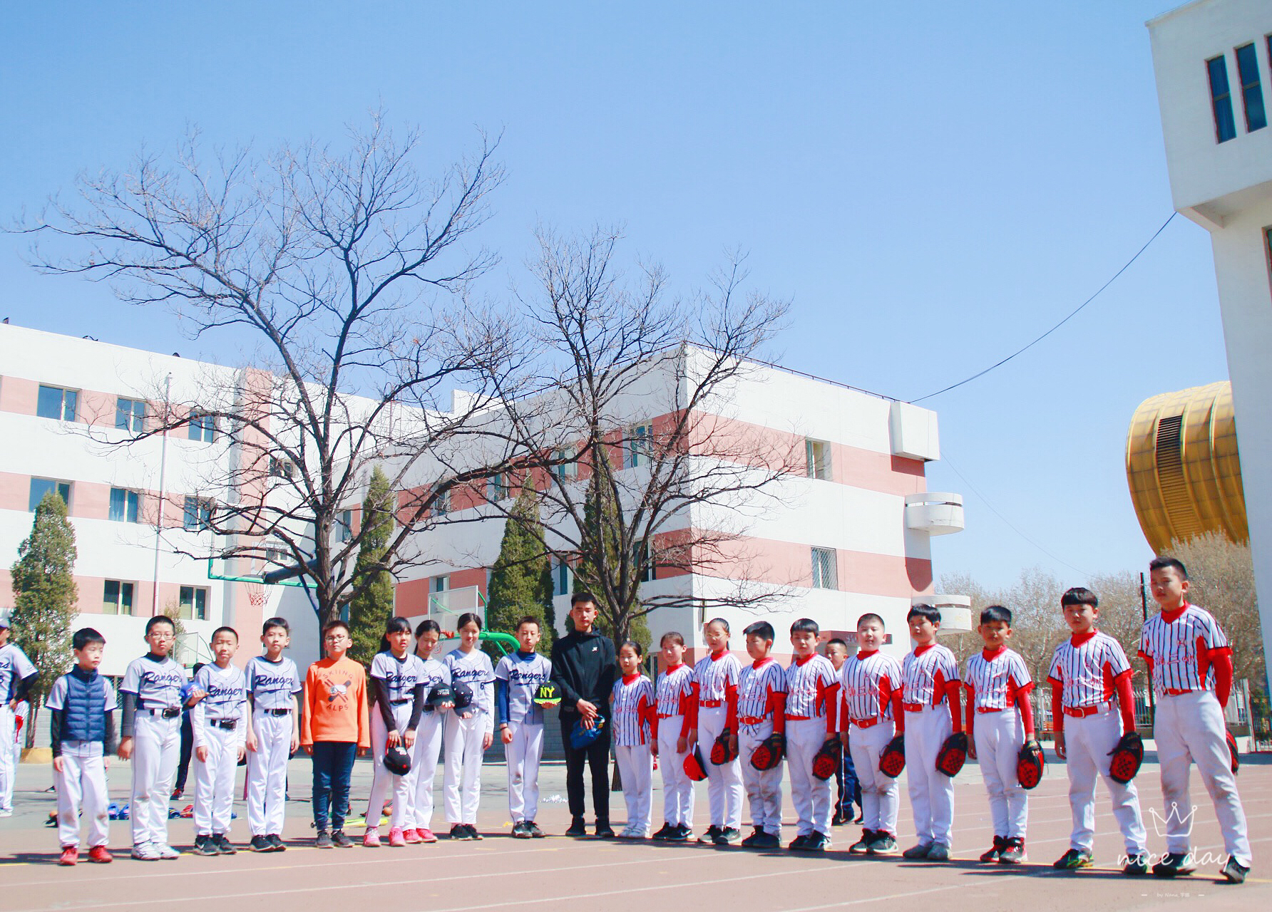 一机二小邀请呼和浩特星宇棒垒球俱乐部雄鹰队进行比赛交流活动