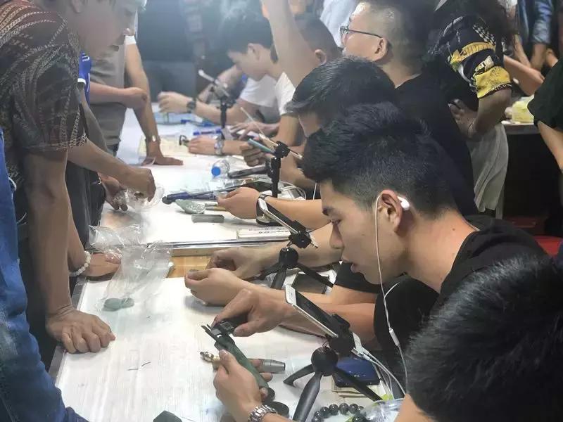 缅甸矿区翡翠直播,缅甸卖翡翠直播间