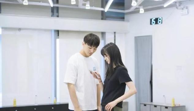 张恒与郑爽撕破脸，发文称将放黑料？原账号发文澄清：我不是张恒