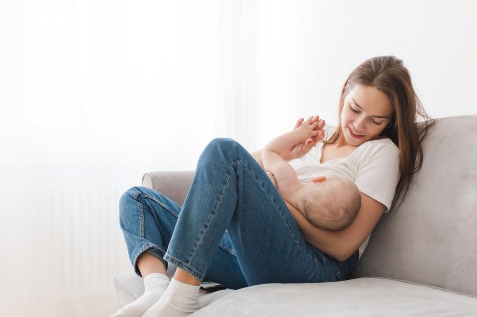 母乳不足会导致宝宝什么病,奶水不足宝宝便便会减少吗