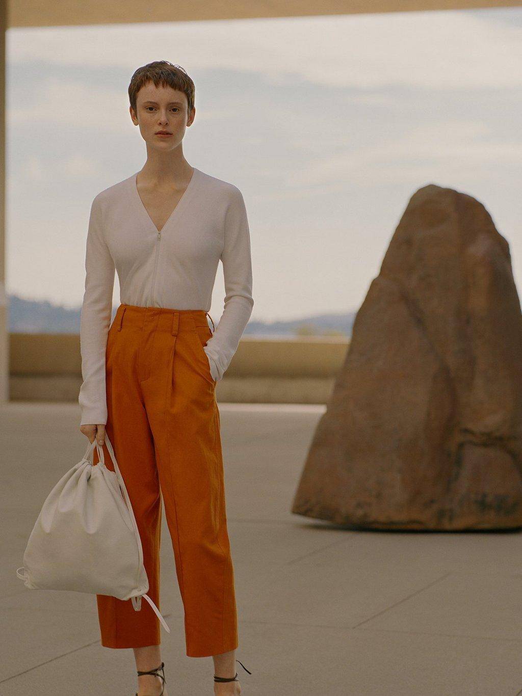 买了名牌包又得买名牌衣服,买了大牌包包后悔吗