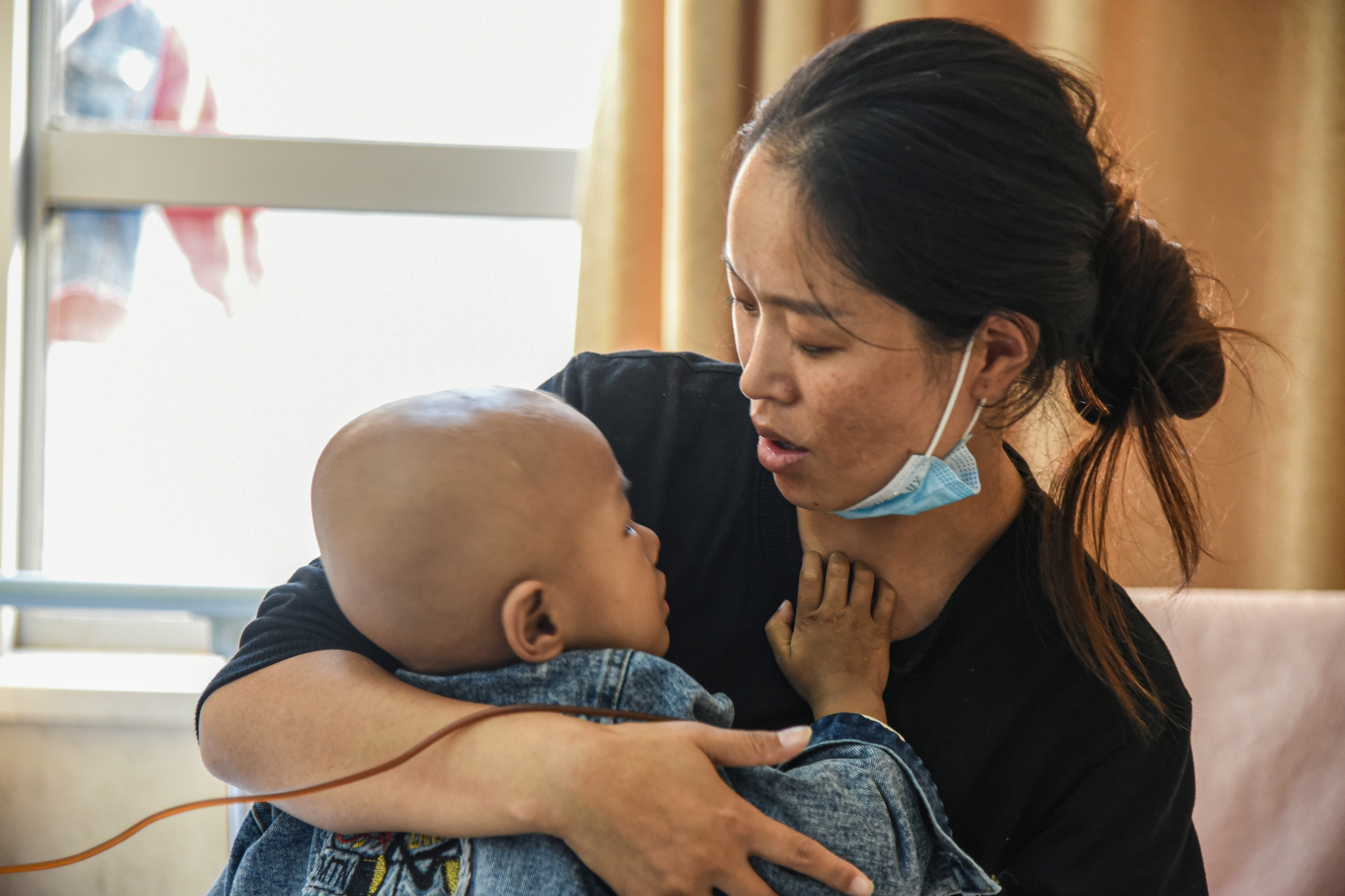 两岁男孩靠止疼药度日，如今四肢发黑痛哭到午夜，父亲为此熬白头