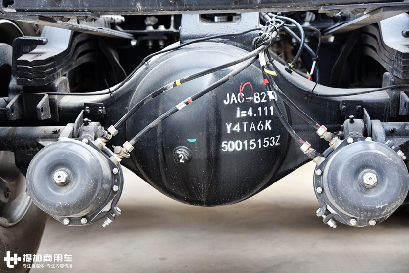 格尔发7.8米厢式货车自重,自重7.5吨牵引车