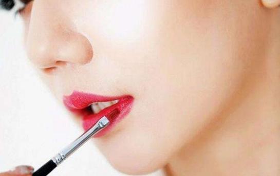 口红怎么卸掉不伤嘴唇,不用卸妆水卸妆油怎么卸掉口红