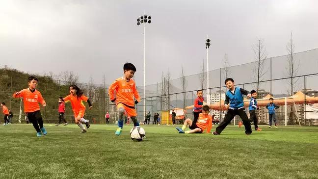 足球青训暑假班招生,太阳青训训练营的直播间
