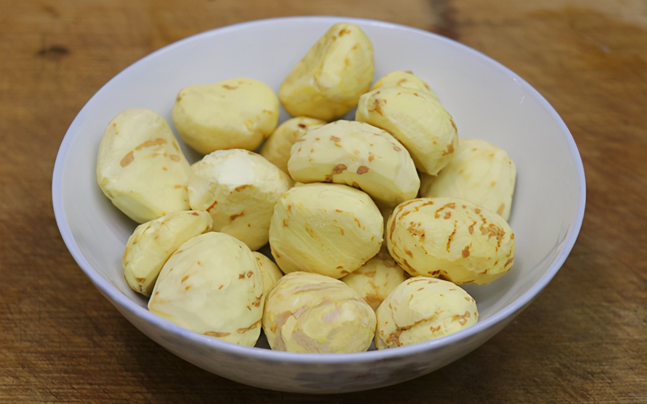 板栗烧鸡家常川菜,板栗烧鸡的做法板栗软糯鸡肉香嫩