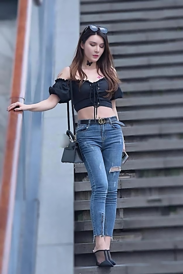 穿牛仔裤的小姐姐腰有多细,好身材牛仔裤小姐姐