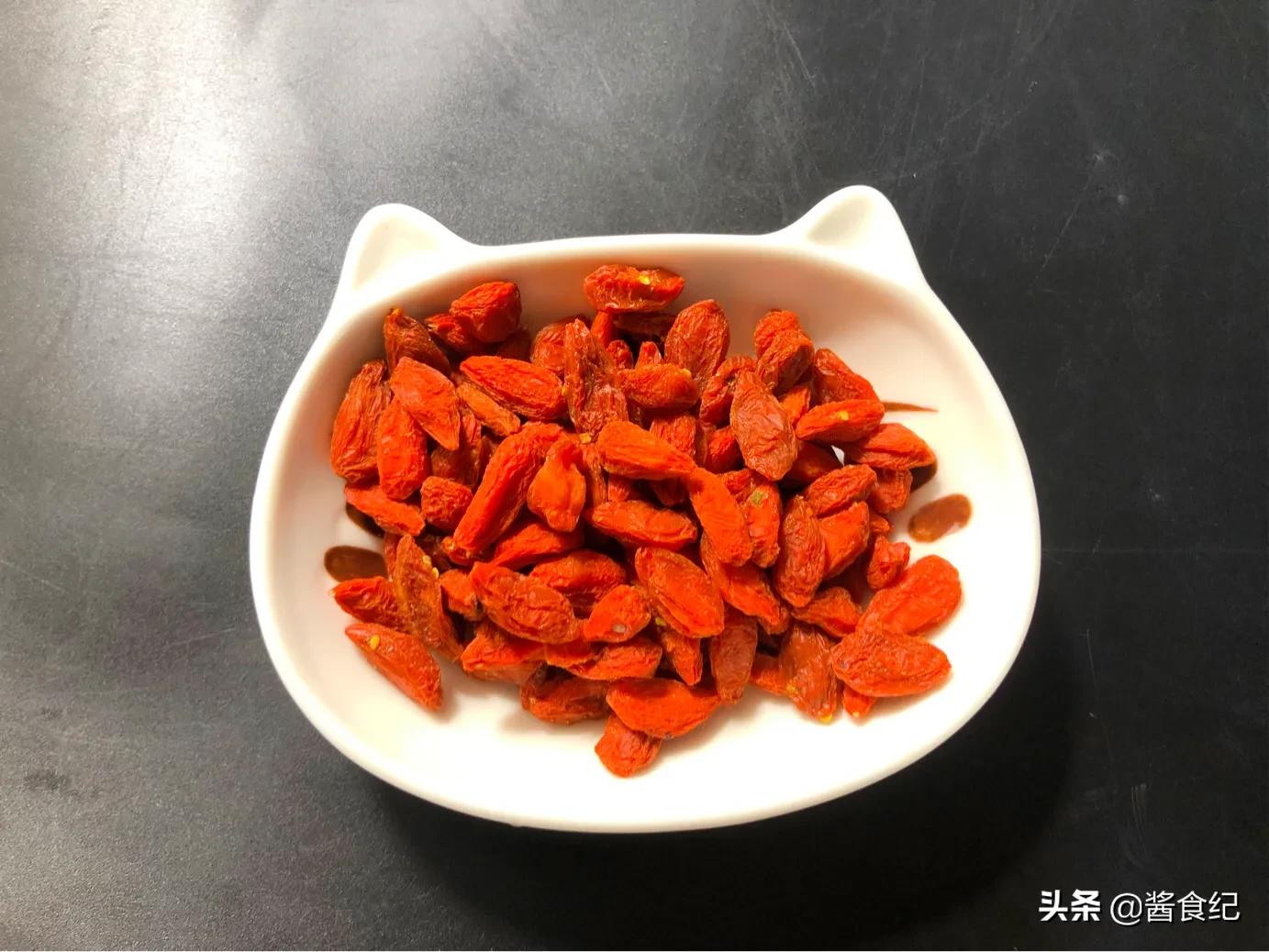 鸡蛋核桃枸杞一起吃有什么好处,枸杞加鸡蛋生姜对男人有什么好处