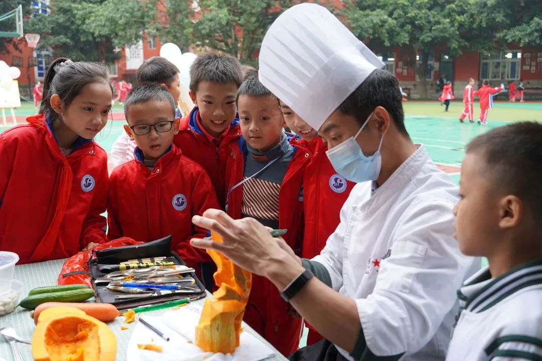 追梦，从新世纪外国语开始！小学职业规划教育，照亮孩子人生航途