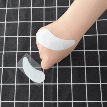 肖战敷面膜现身,肖战眼膜