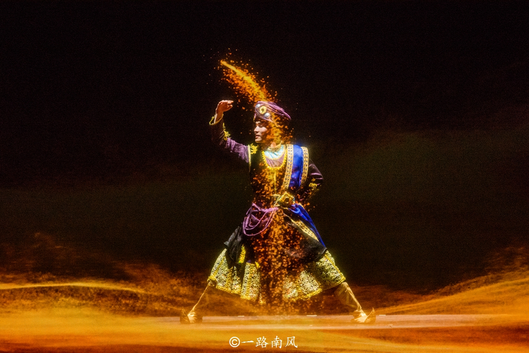 美女介绍丽江千古情景区,丽江千古情景区人多吗