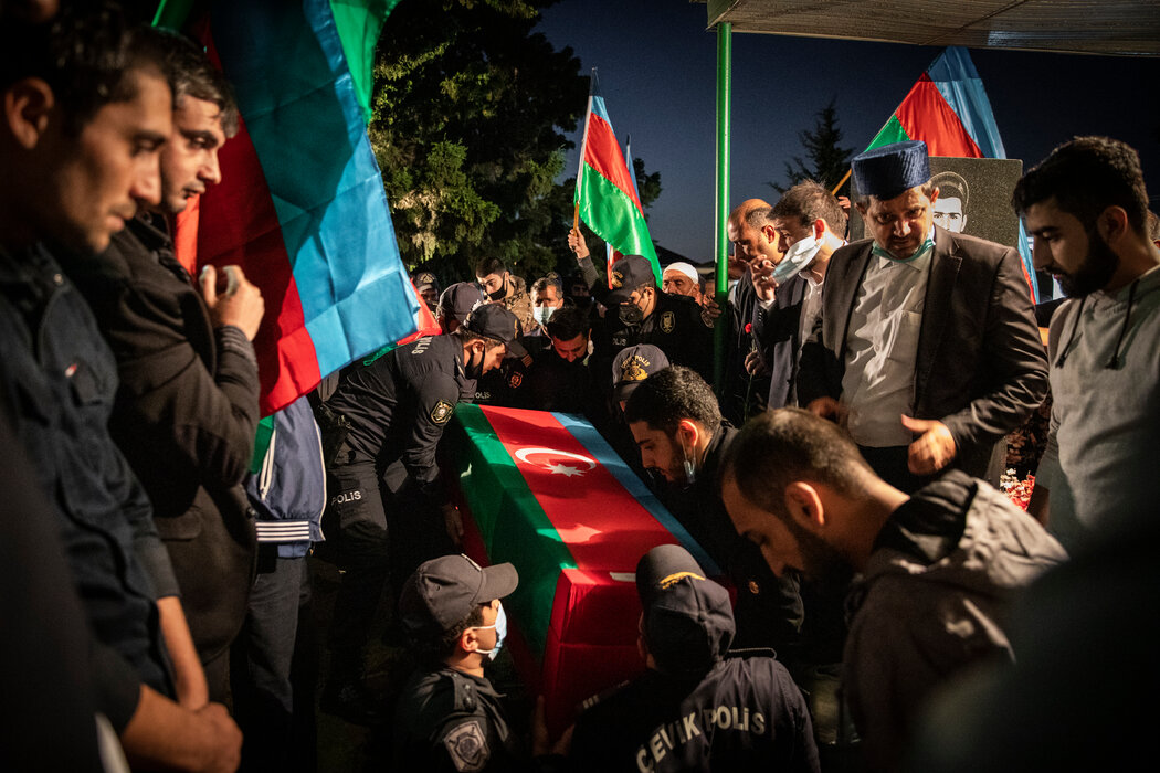 直击休战后的亚美尼亚：士兵回忆“退守”细节，逃亡前有人把房子烧掉，年轻姑娘建账号呼吁和平