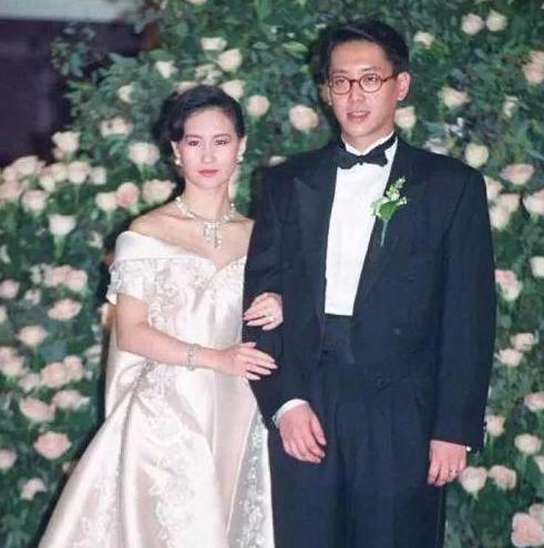 10位“浪荡”的富二代,个个换女友如换衣服,王思聪只是小萌新