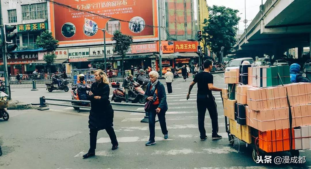 据说不来这里就白来成都，你一定没有见过这么魔幻又传奇的荷花池