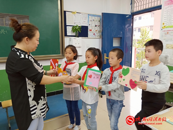 感恩教师节浓浓师生情视频,新昌三小开展教师节感恩教育活动