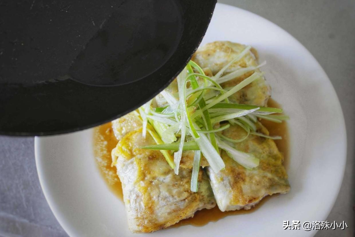 煎蒸带鱼口感细腻，味道鲜，蒸前除腥这一步是重点！