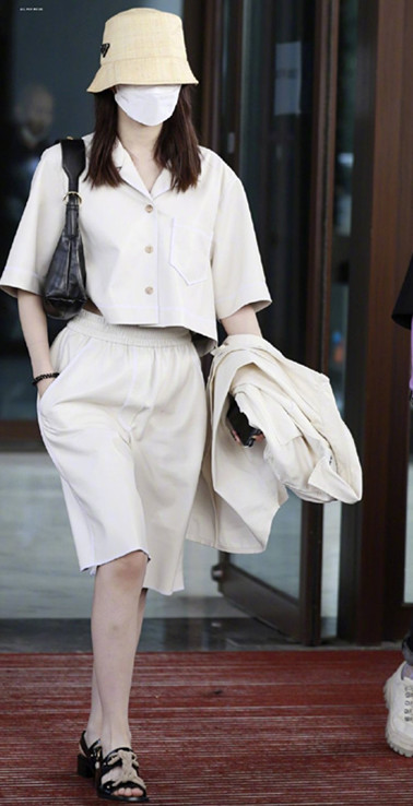 凉鞋怎么选好看,罗马凉鞋搭配什么衣服穿好看