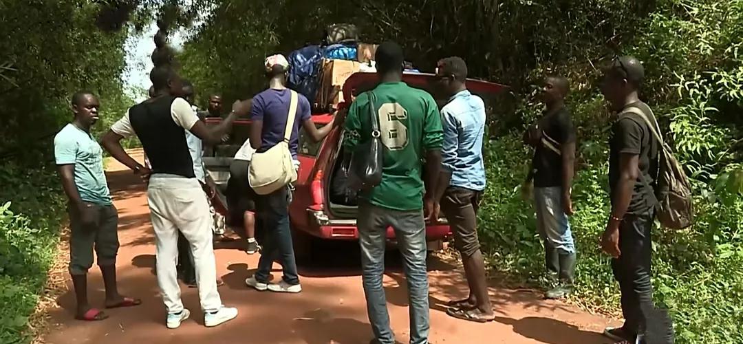 喀麦隆玩命出租车，一辆车坐17人，中国自行车也在非洲遍地开花