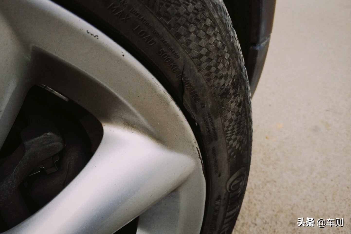 过年买新车炫富，当全村人面掉进水里，排气进水竟然还能开回家