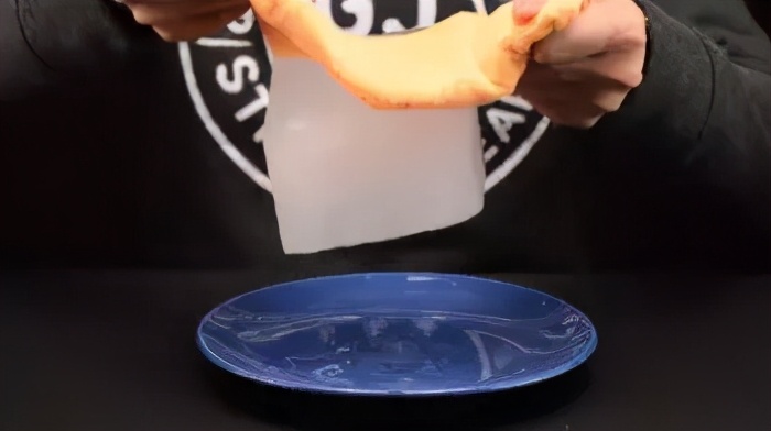 童年囧事：吃冰棍舌头被“黏住”了，这是怎么回事？