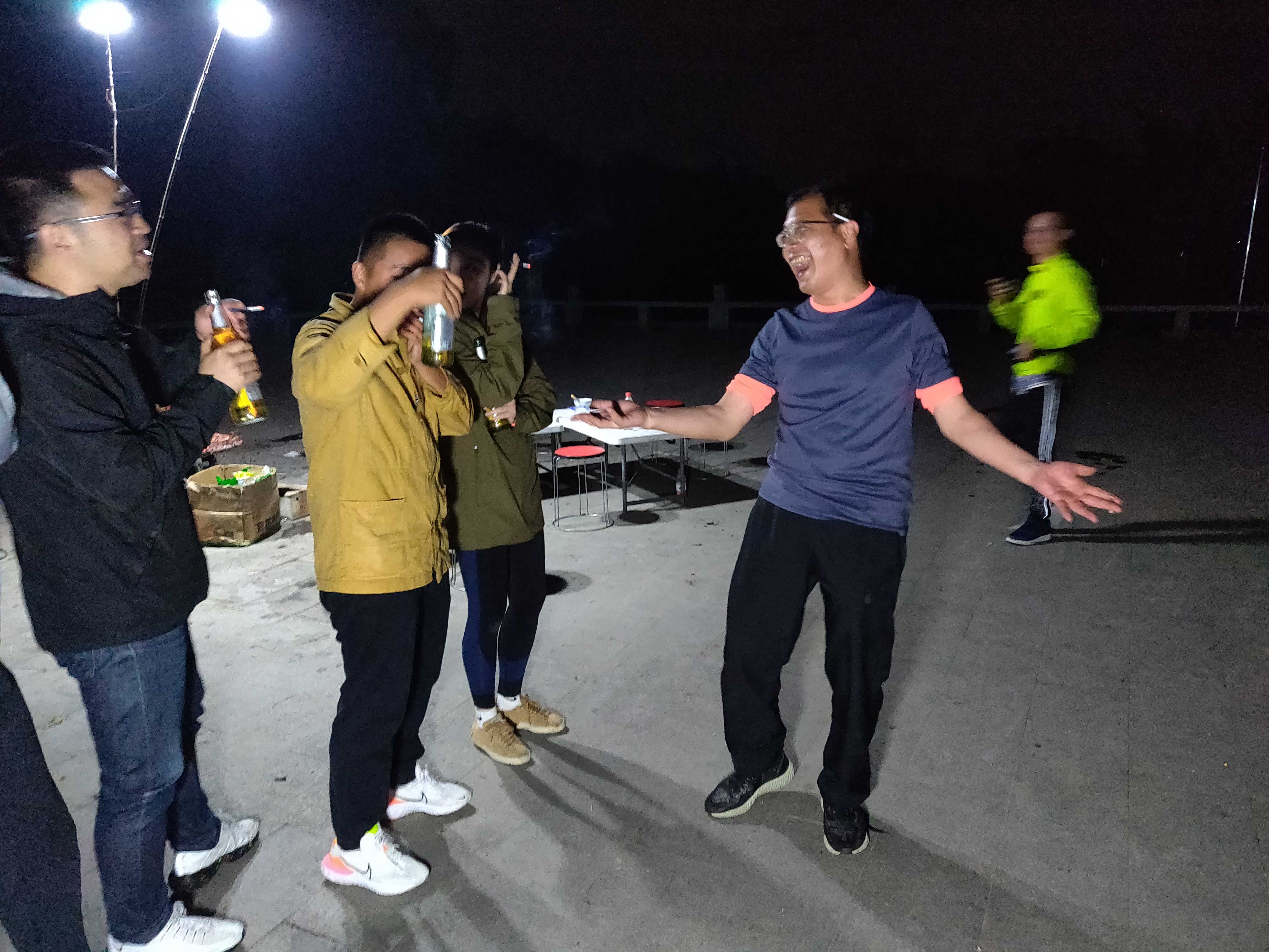 三山岛夜摊人偶遇亿万富翁