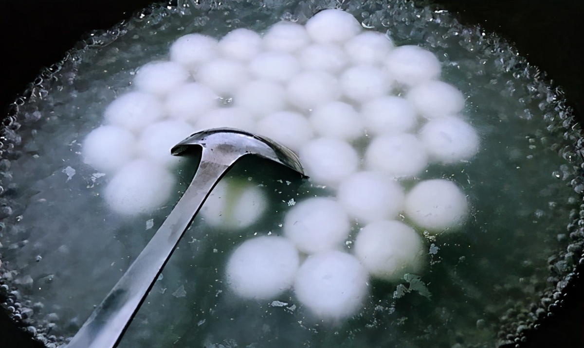 煮汤圆时切记不要直接下锅,煮汤圆要不要盖锅盖