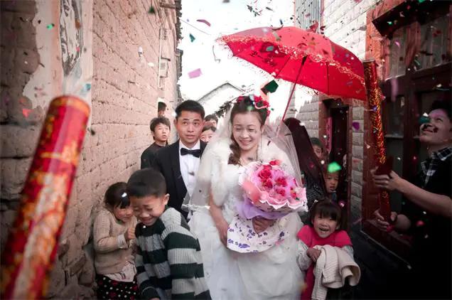 岳母抢新娘红包,婚礼当天岳母索要天价彩礼