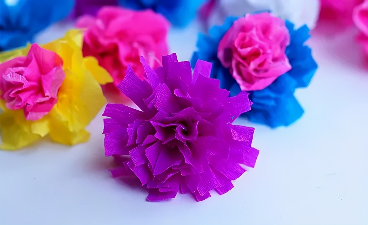 用手工纸做出来的花型装饰,软皱纹纸手工花