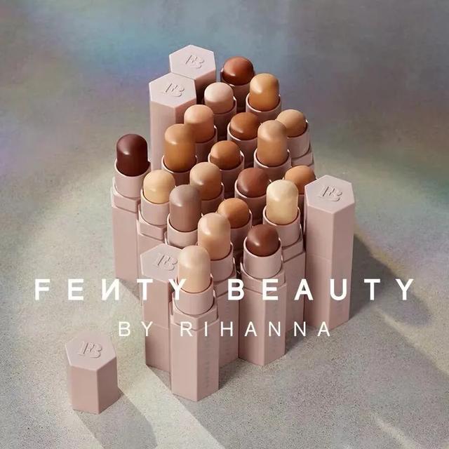 蕾哈娜邪术篇:磨皮瘦脸之外的X操作