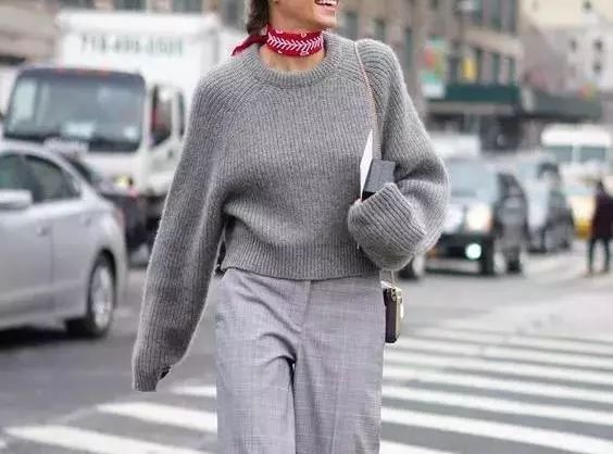 短丝巾搭配衬衫及职业装系法大全,女士黑色衬衣职业装配什么丝巾