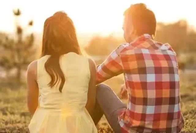 结婚8年，丈夫总给前女友儿子买礼物，妻子发怒，丈夫：你管不着