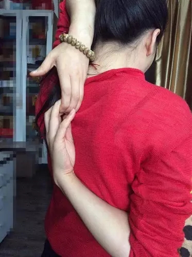 颈背拉筋的方法,颈肩腹部拉筋动作