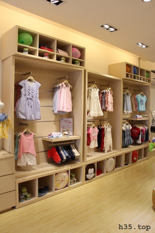 最新童装店双门头装修效果图,童装店怎么装修才有顾客