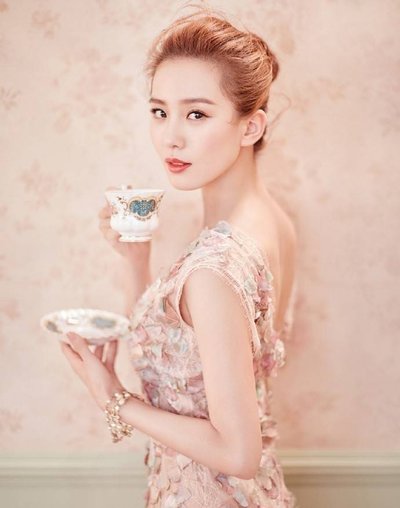 女人凸显身材的穿衣搭配,女生倒三角形身材是衣架子吗