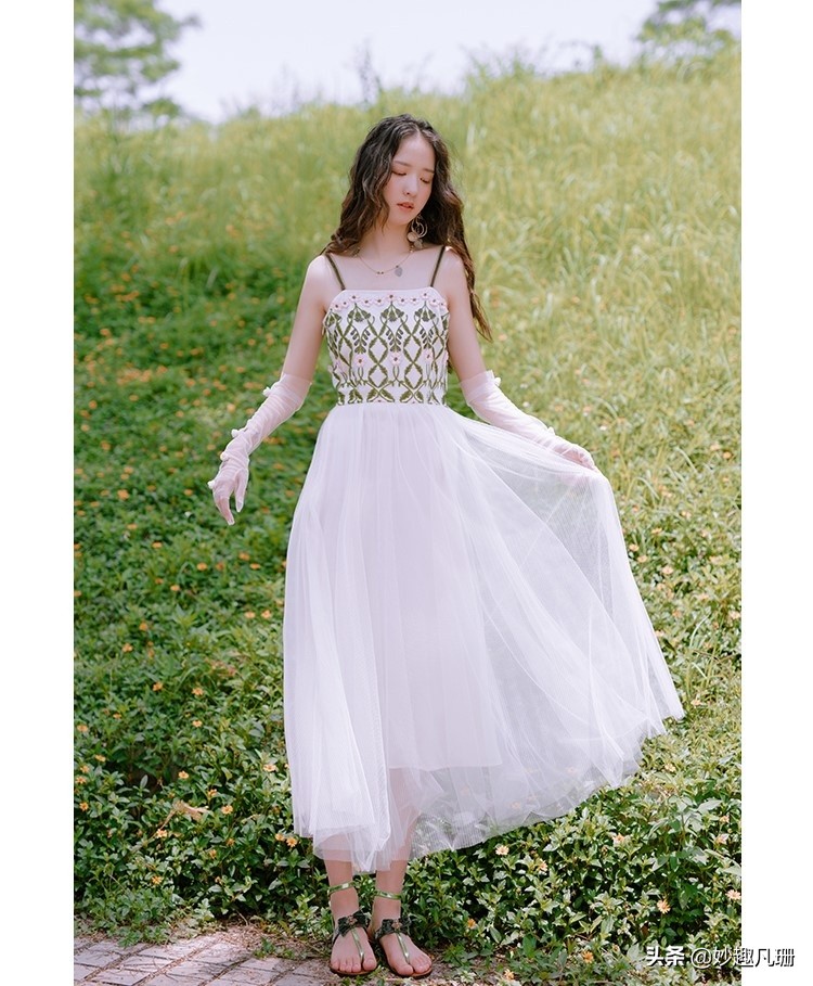 高端年会气质礼服推荐高级感,华丽设计感年会时尚轻奢高级礼服