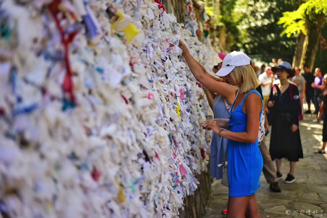 据说塞尔丘克的山坡上的许愿墙很灵验,好多土耳其人来此许愿