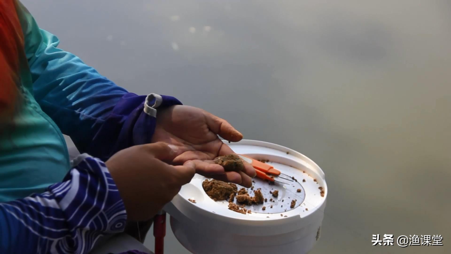 野钓最省钱的打窝方法,野钓快速有效诱鱼