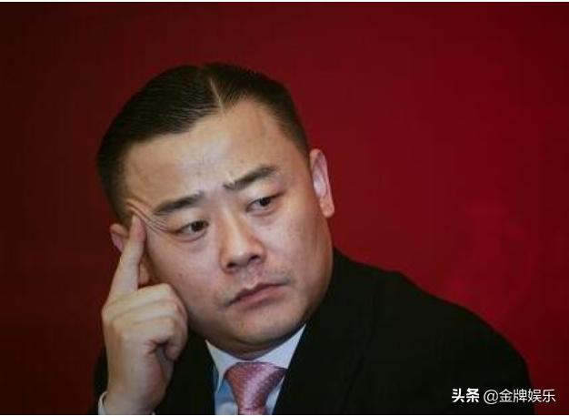 周立波分享五一假期的动态！在家里吃上万元的西班牙顶级火腿