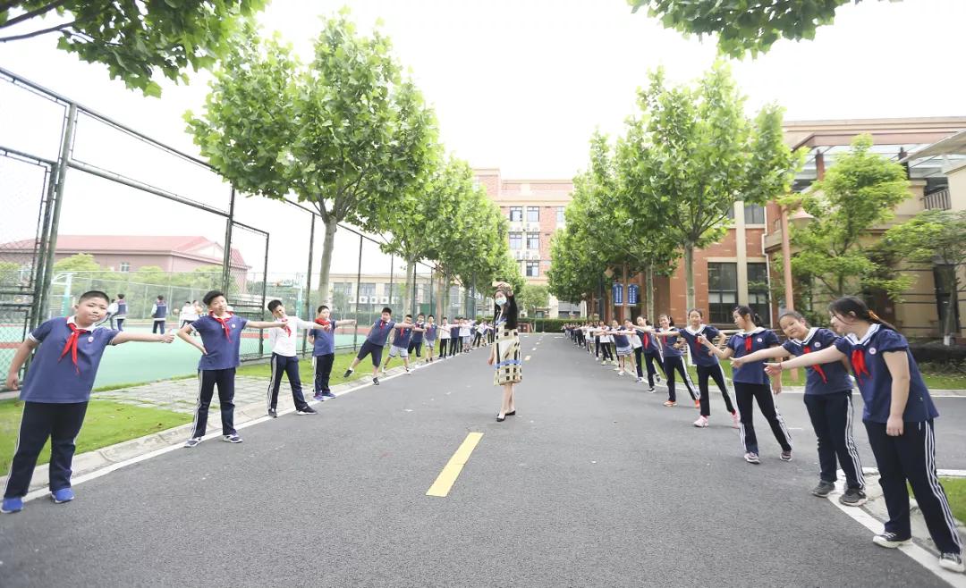 “嘿，我们开学啦！”今日返校师生自拍留念这一刻