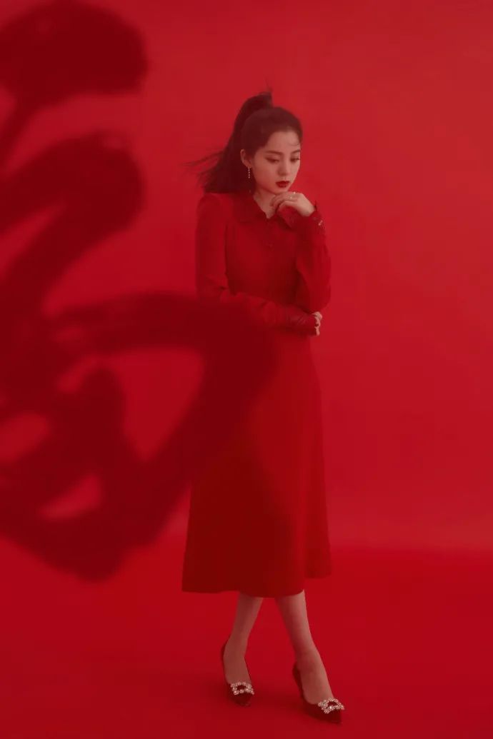 春晚时尚图鉴：热巴杨幂的红裙、王菲刷碗手套和董卿李思思的口红