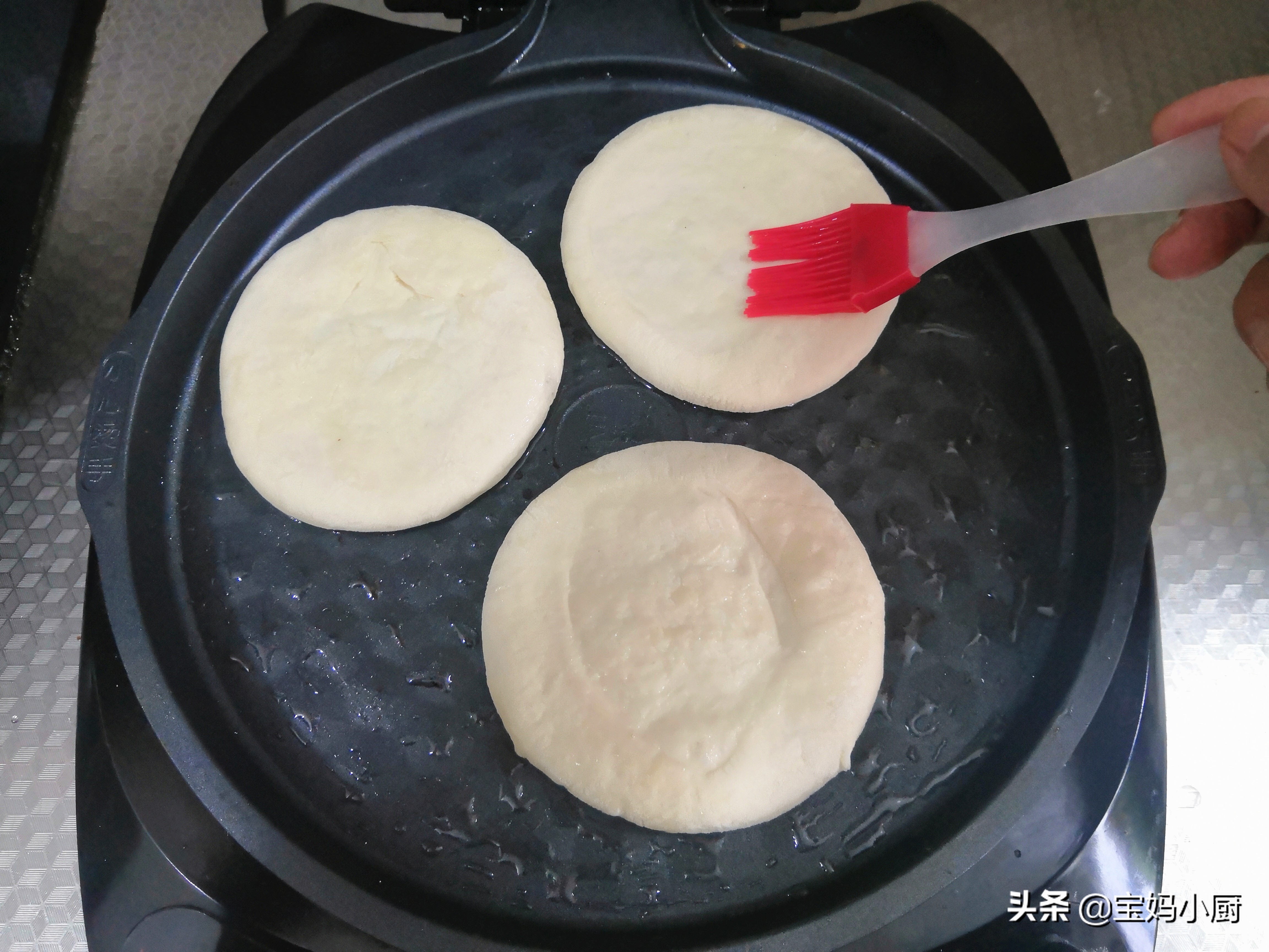 怎么把发面饼烙得又软层又多,发面饼烙出来软和的秘诀